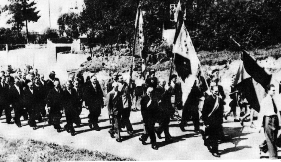 Unsere Bannerabordnung beim Festzug zur Einweihung des 